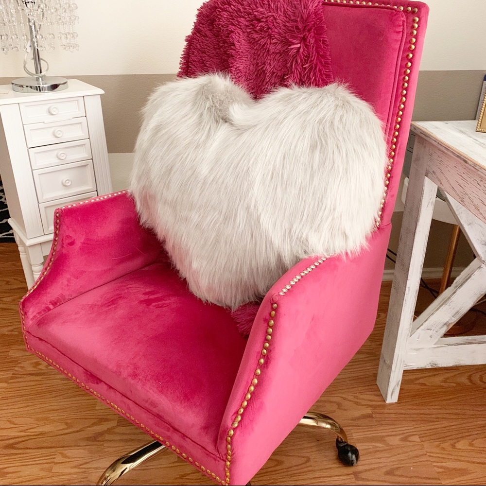 Large faux fur heart throw pillow - Picture 2 of 6